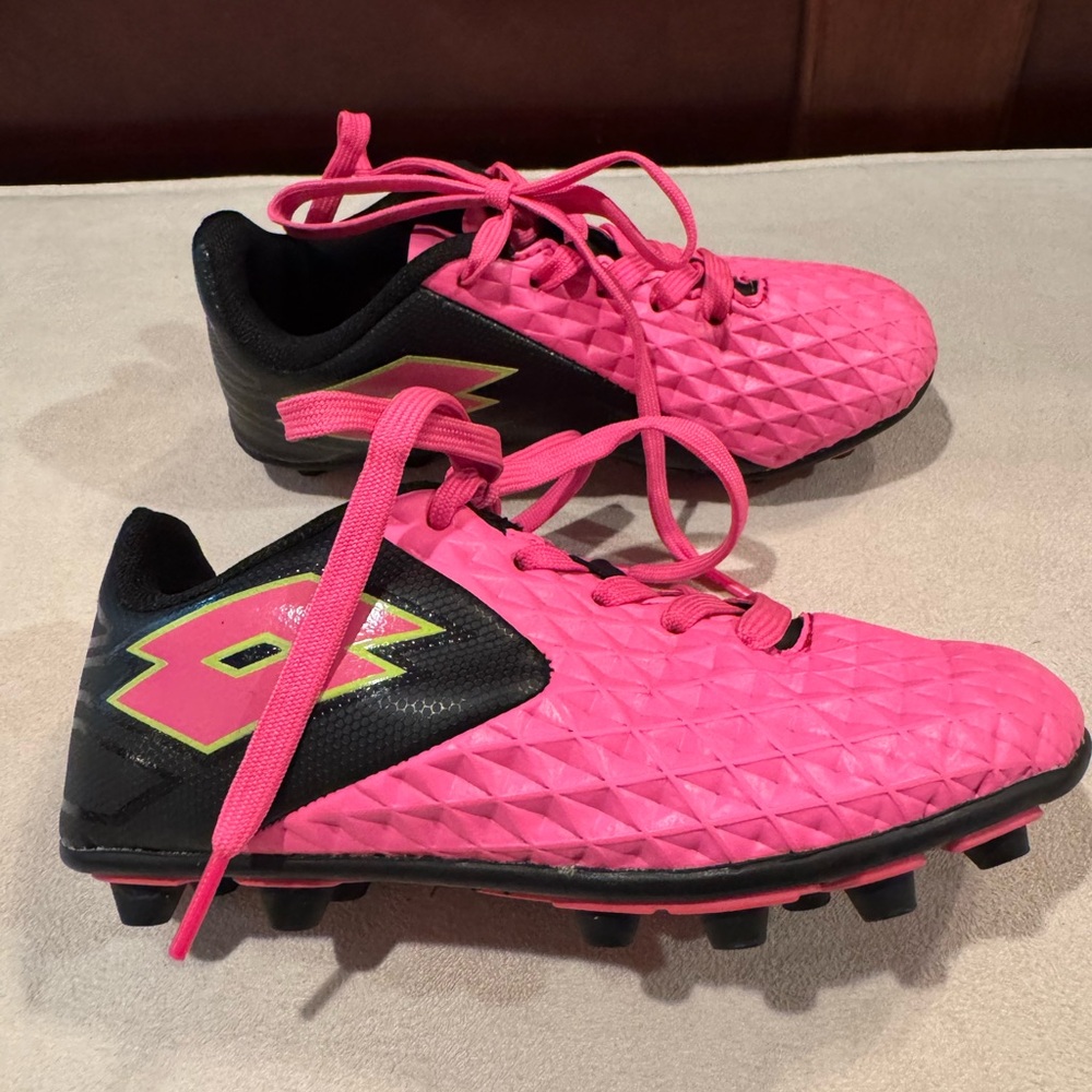 Lotto Kids Pink Soccer Cleats - LIKE NEW